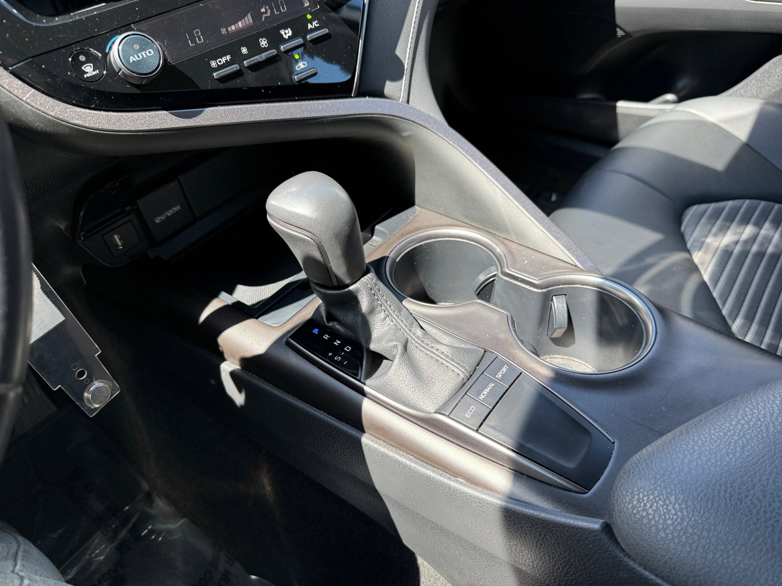 2022 Toyota Camry SE photo 13