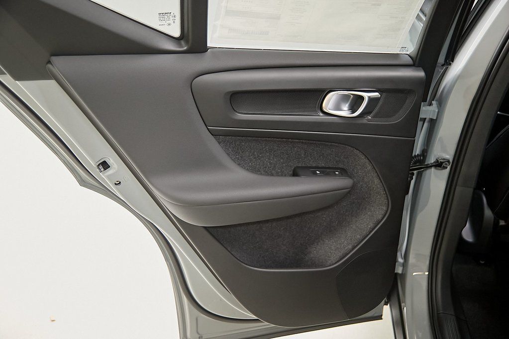 2025 VOLVO XC40 - Image 13