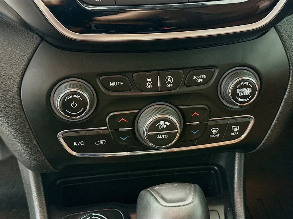2019 Jeep Cherokee Overland photo 18