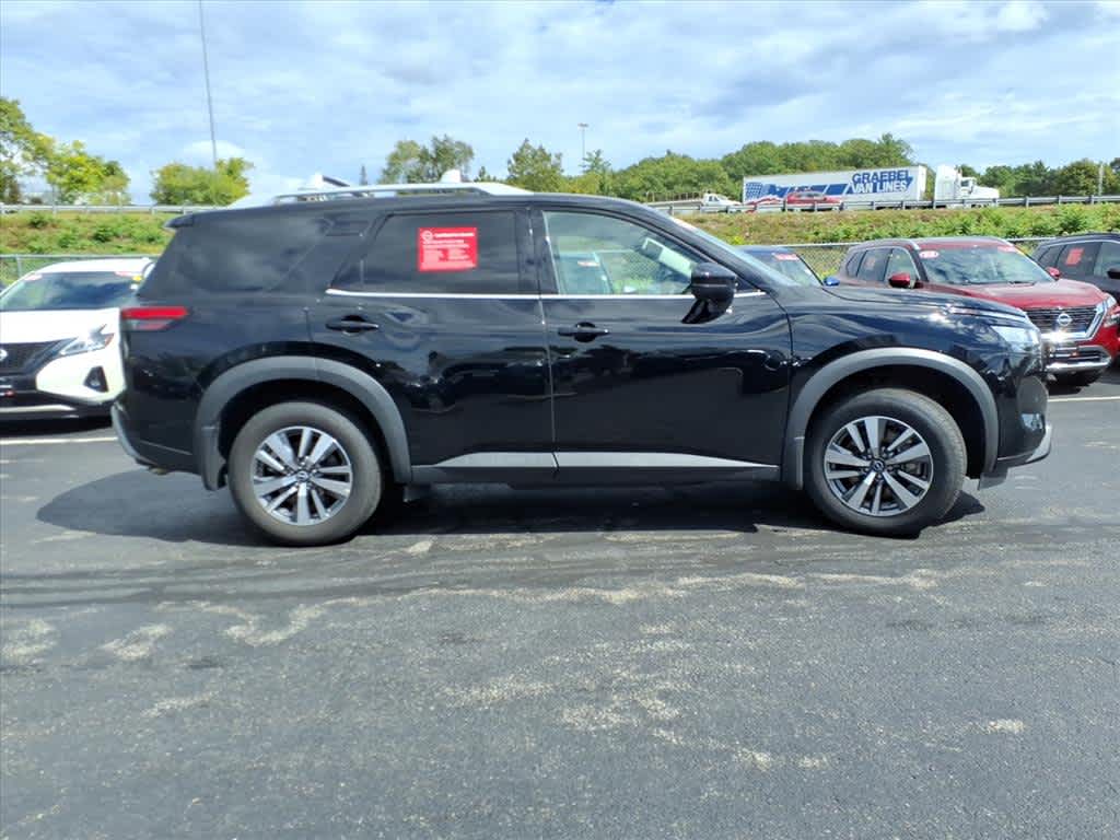 2024 Nissan Pathfinder SL photo 3