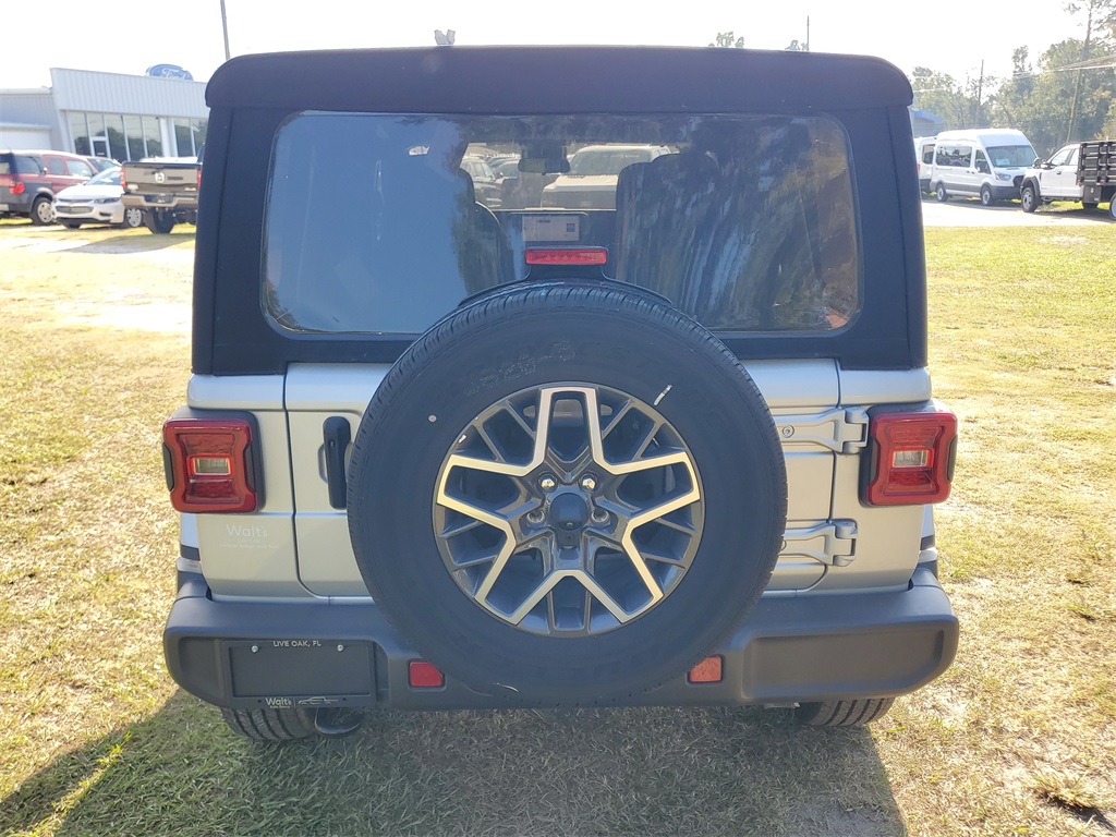 2024 Jeep Wrangler Sahara photo 8