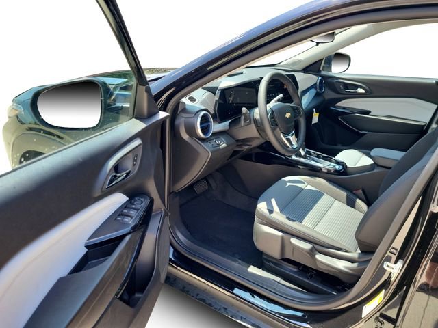 2025 Chevrolet Trax LT photo 9