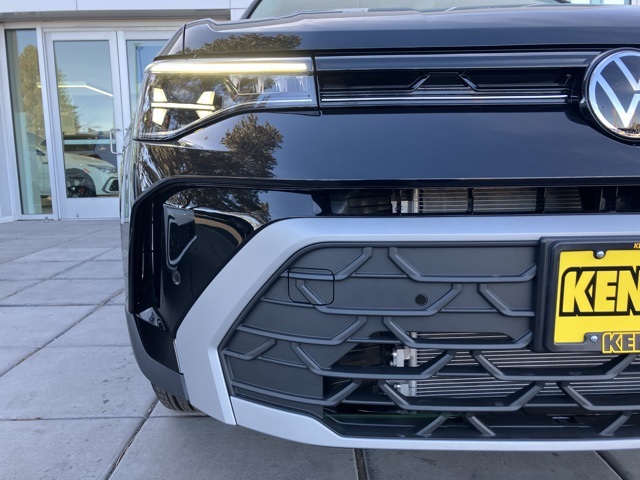 2025 Volkswagen Taos SE photo 3