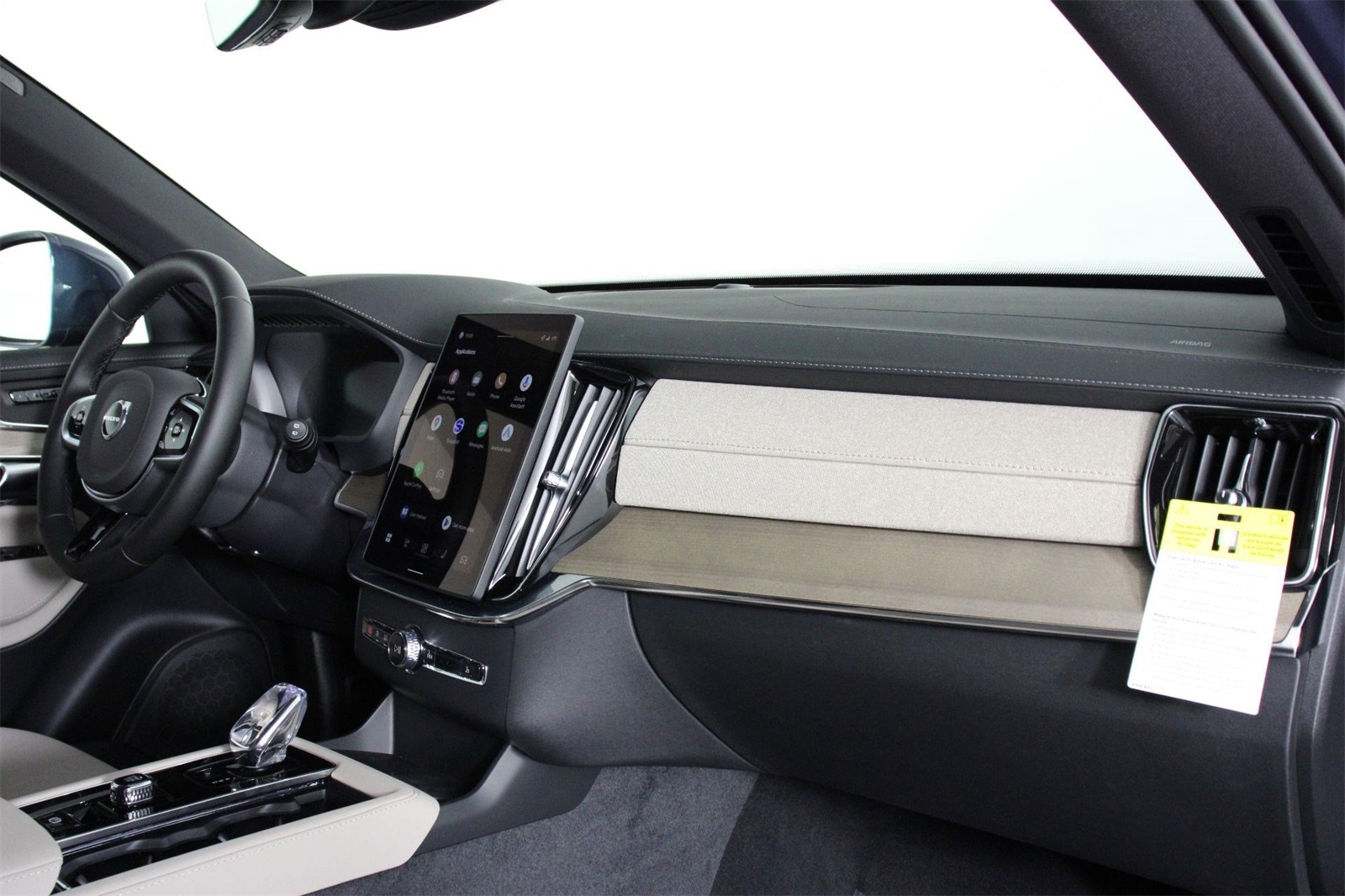 2026 Volvo XC90 Plus photo 9