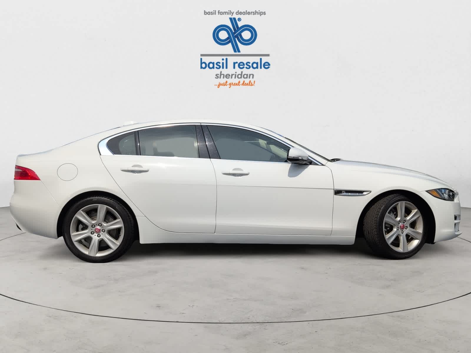 2018 Jaguar XE Prestige photo 7