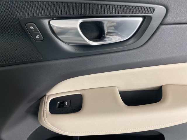 2026 Volvo XC60 Plus photo 12