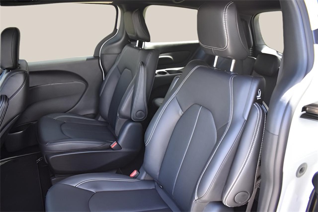 2025 Chrysler Pacifica Hybrid photo 15