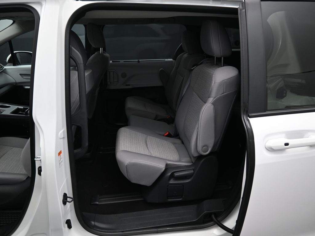 2025 Toyota Sienna LE photo 26