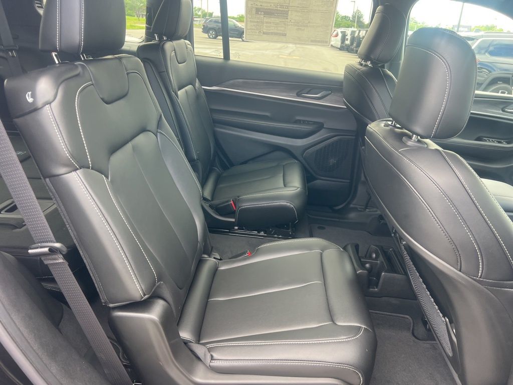 2025 Jeep Grand Cherokee Limited photo 13
