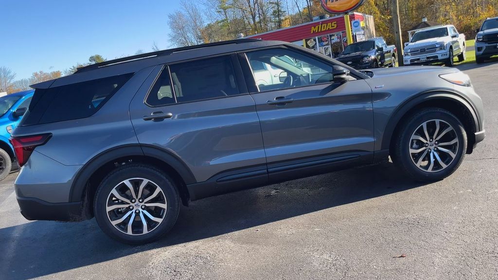 2026 Ford Explorer ST-Line photo 3