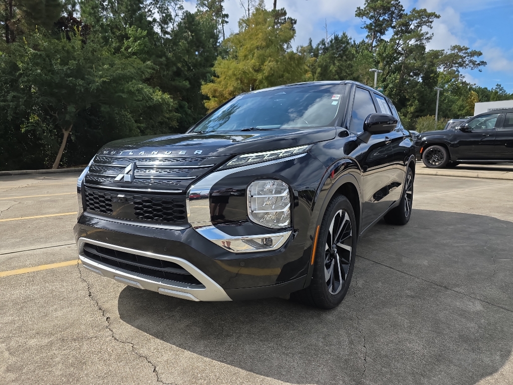2023 Mitsubishi Outlander SE photo 2