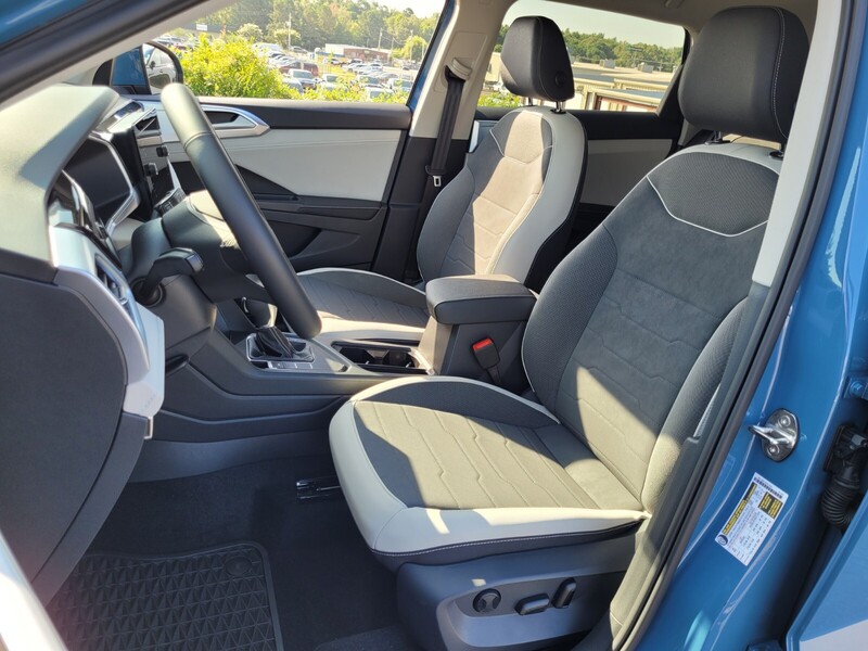 2025 Volkswagen Taos SE photo 4