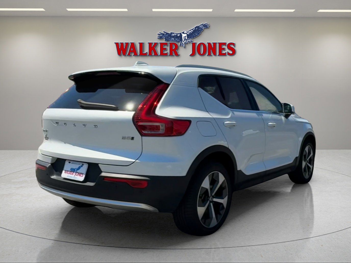 2024 Volvo XC40 AWD Core photo 2