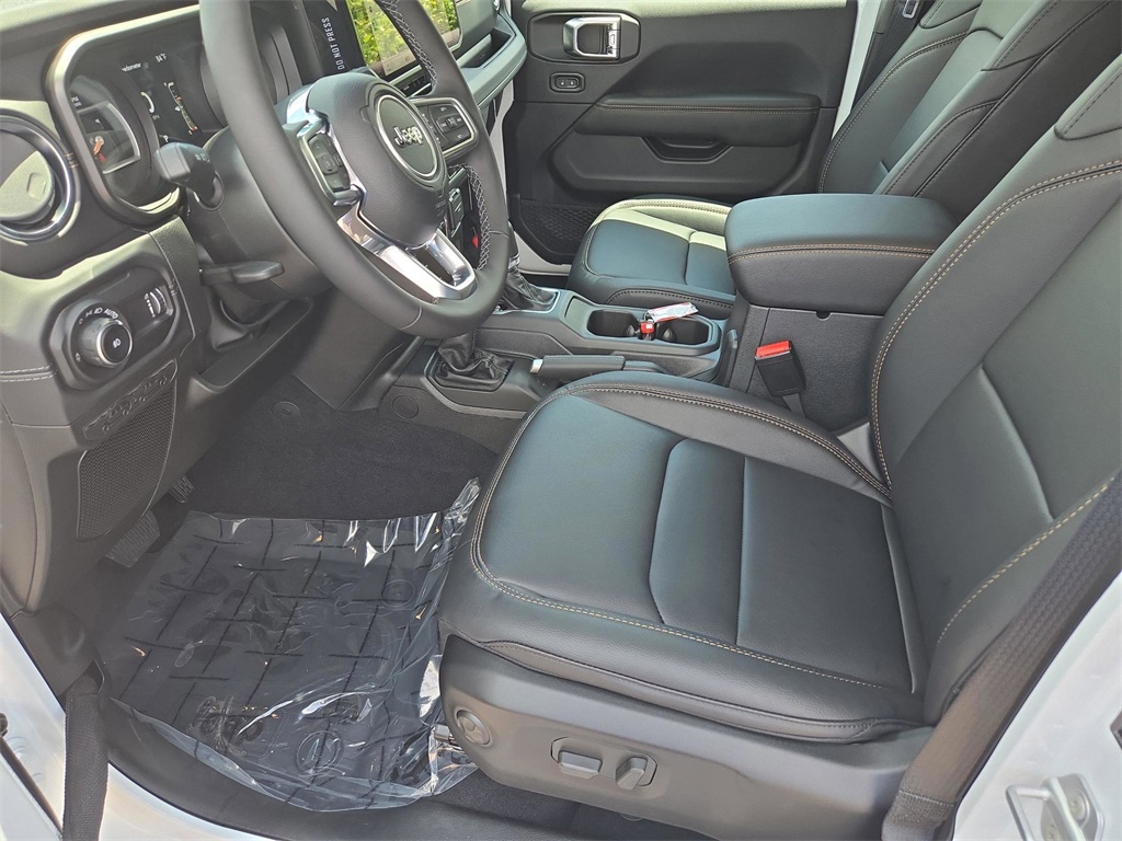 2025 Jeep Wrangler Sahara photo 11