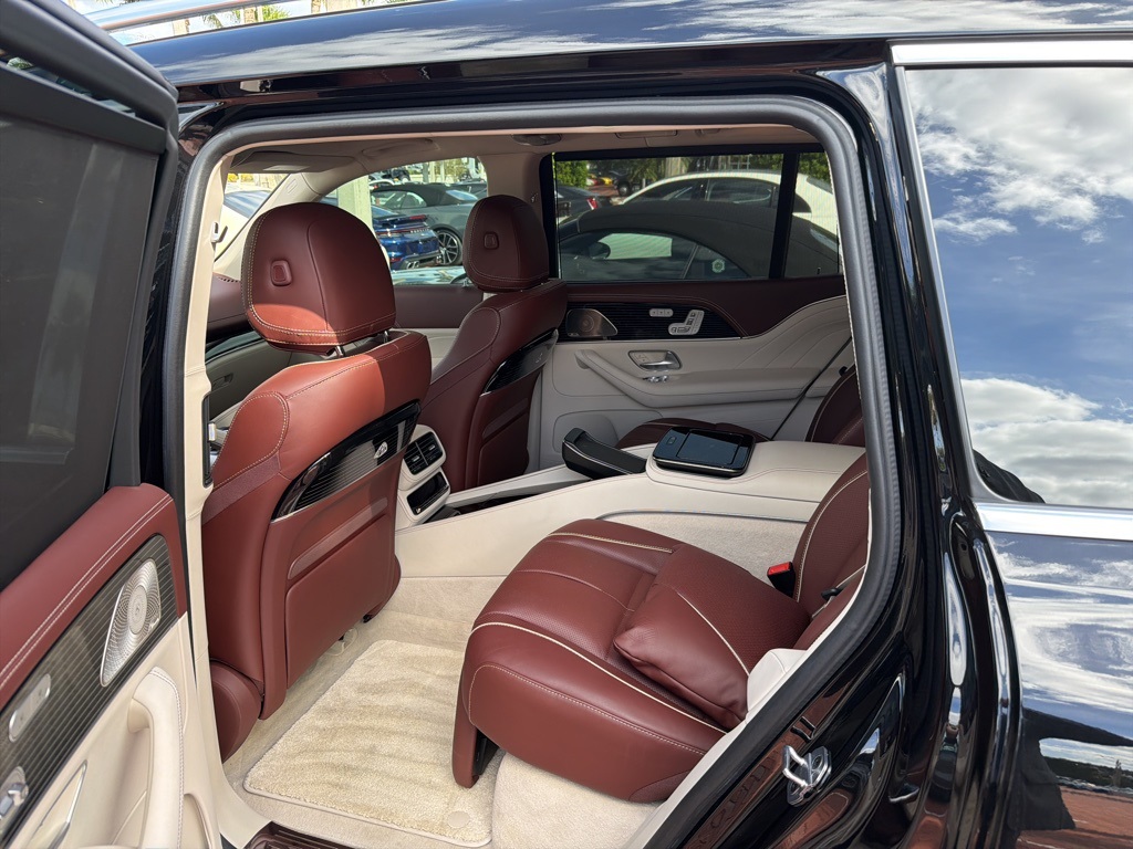2023 Mercedes Benz GLS Maybach 600 4MATIC photo 3