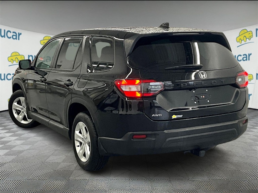 2023 Honda Pilot LX photo 2