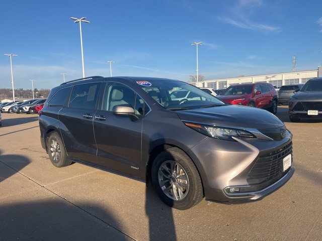 2021 Toyota Sienna XLE's photo