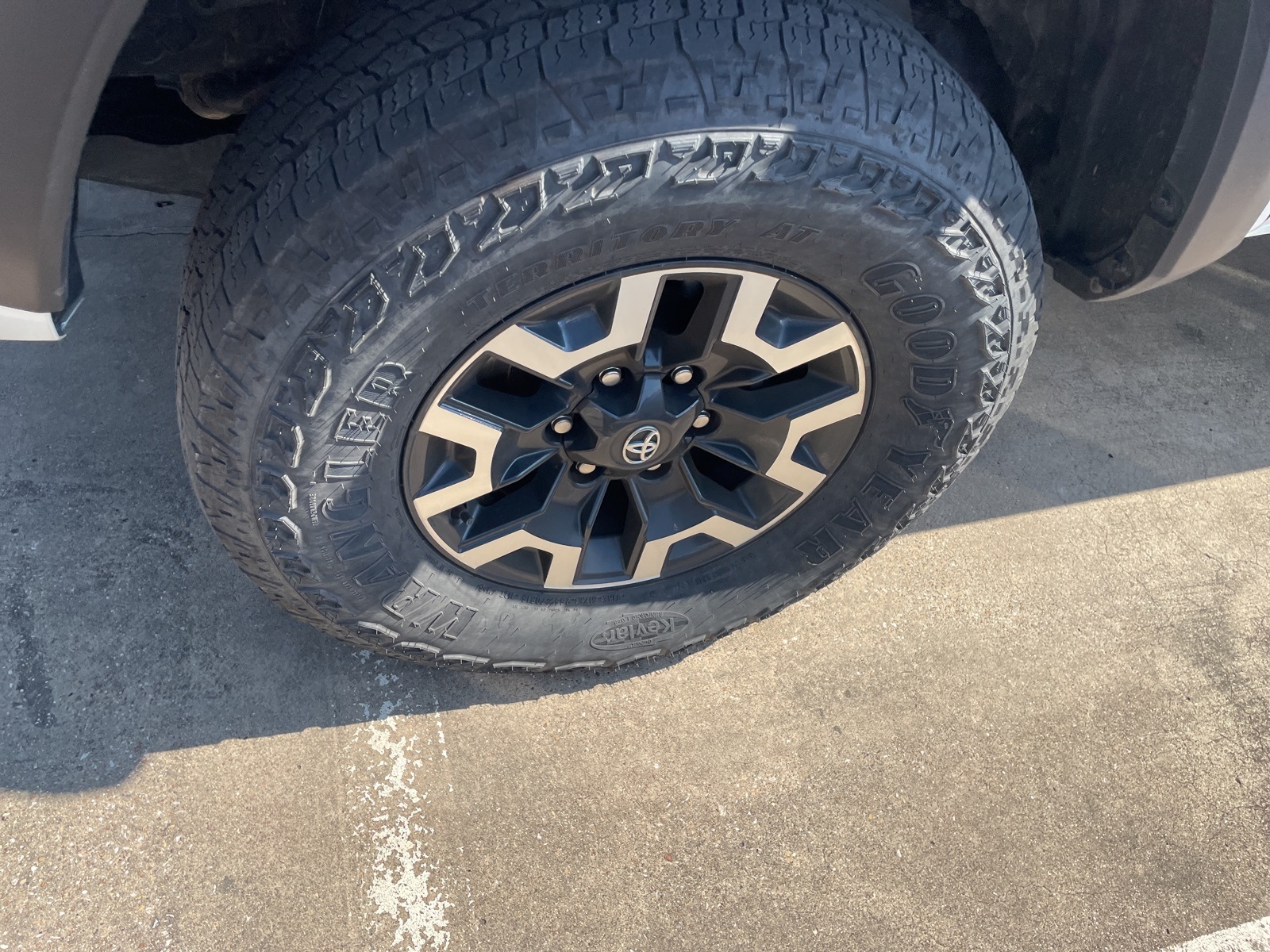 2023 Toyota Tacoma TRD Off-Road photo 2