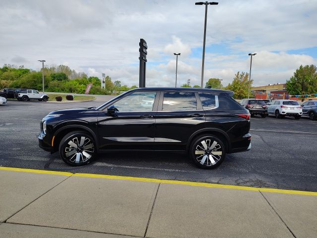 2025 Mitsubishi Outlander SE photo 3