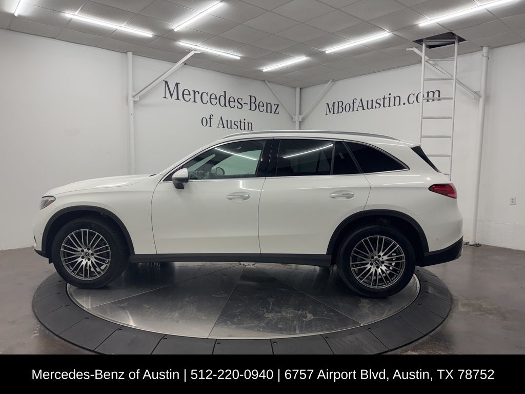 2025 Mercedes Benz GLC 300 photo 2