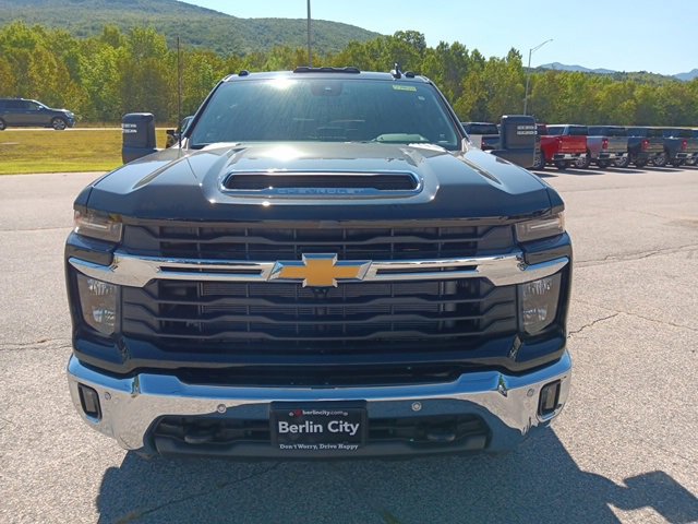 2025 Chevrolet Silverado 2500HD LT photo 2