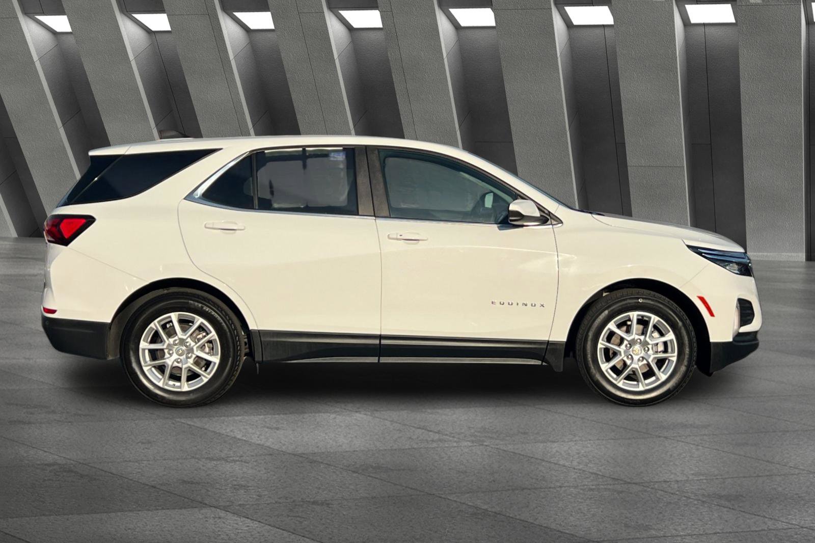 2024 Chevrolet Equinox photo 2