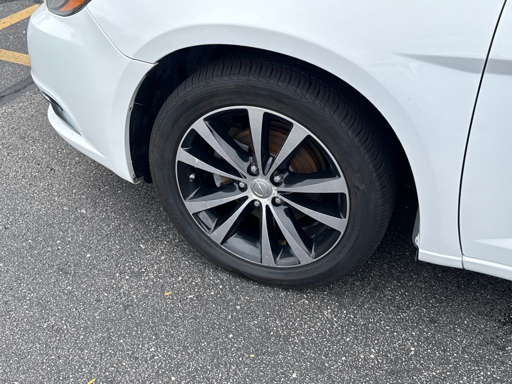2012 Chrysler 200 S photo 14