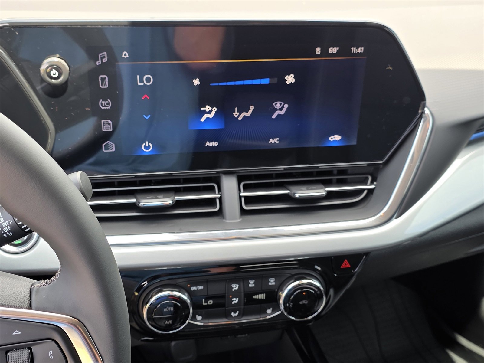 2025 Chevrolet Trax LT photo 9
