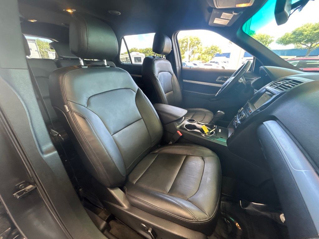 2017 Ford Explorer XLT photo 23