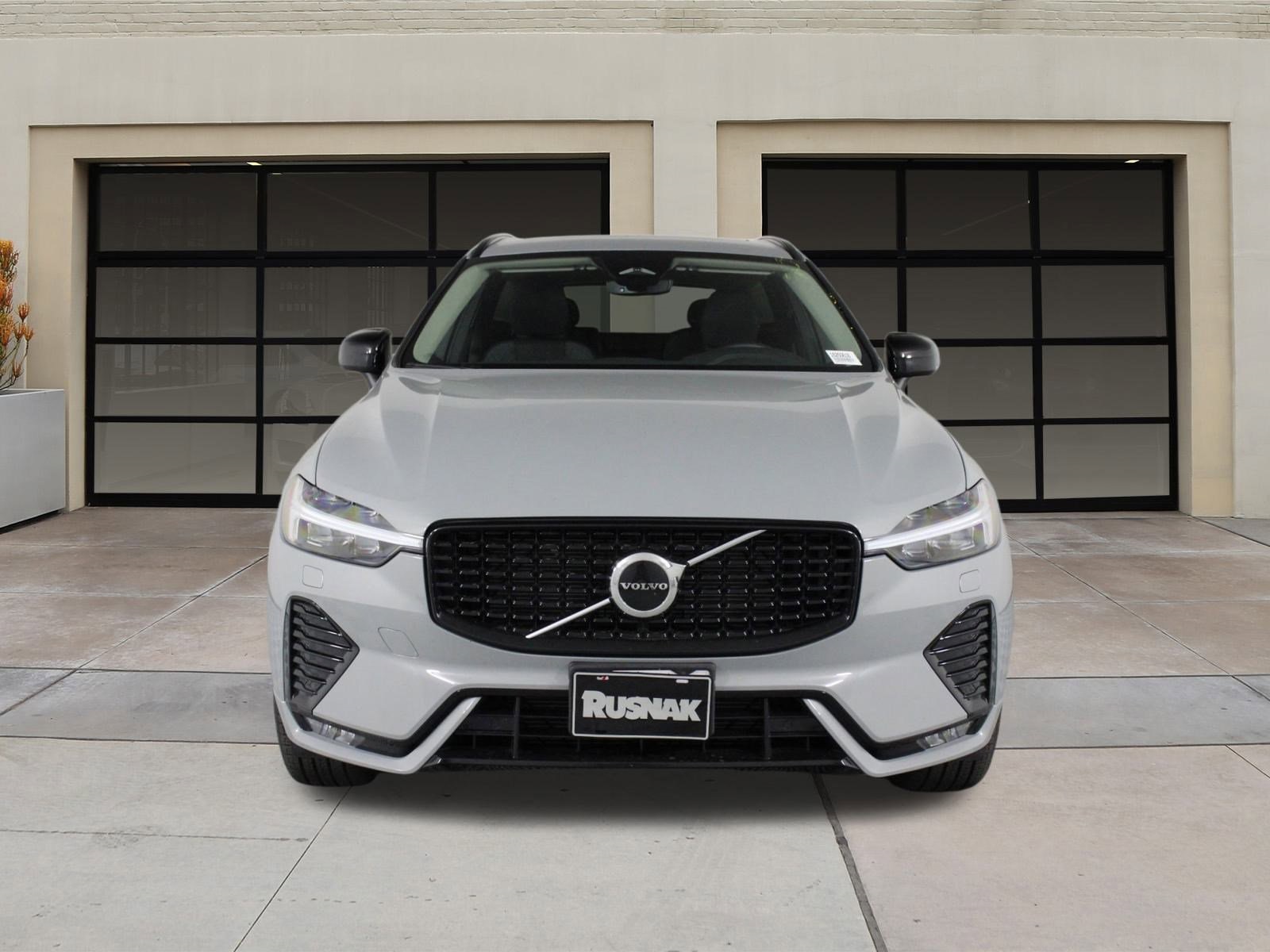 2025 Volvo XC60 B5 Core photo 4