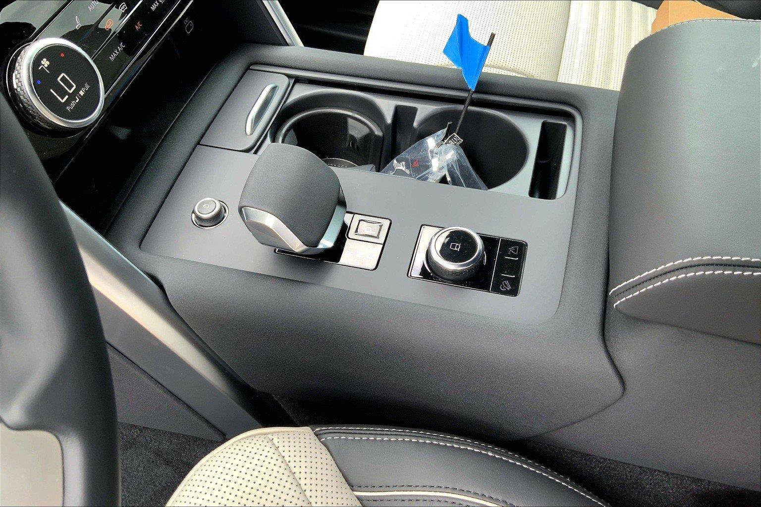 2023 Land Rover Discovery Metropolitan Edition photo 7