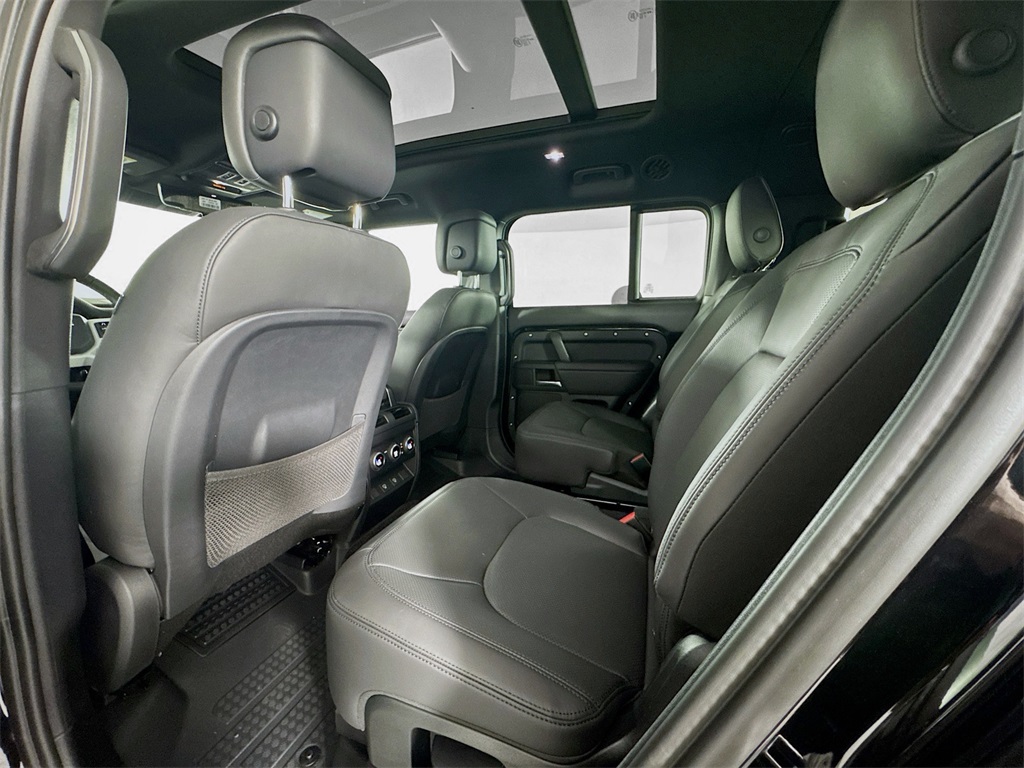 2025 Land Rover Defender 130 X-Dynamic SE photo 18