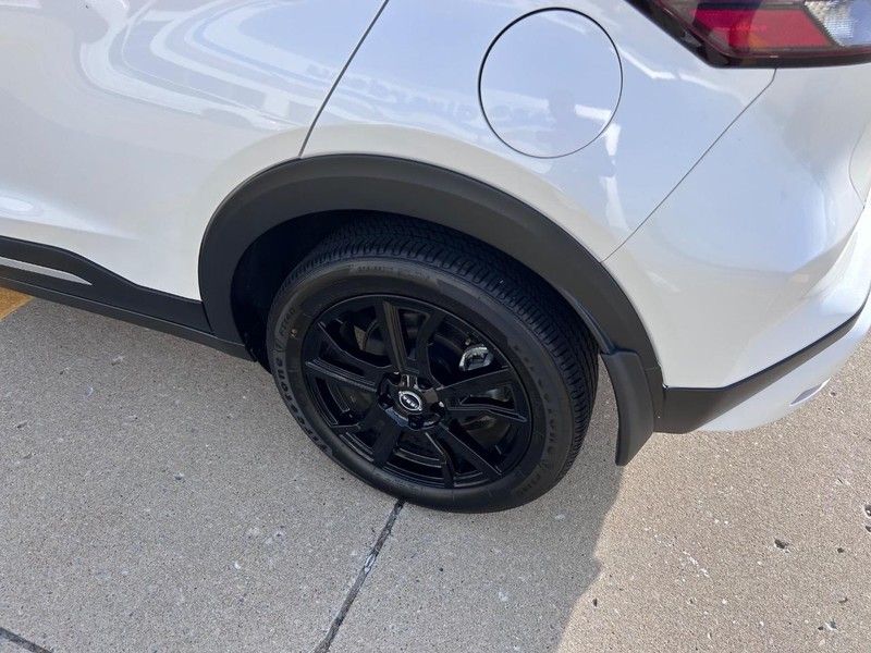 2024 Nissan Kicks SR photo 3