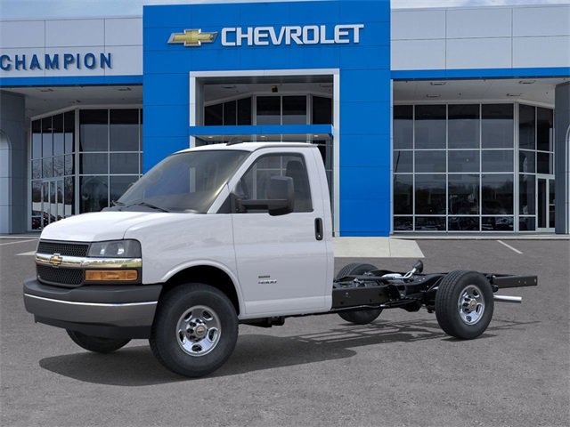 2025 Chevrolet Express Cutaway 3500 photo 2
