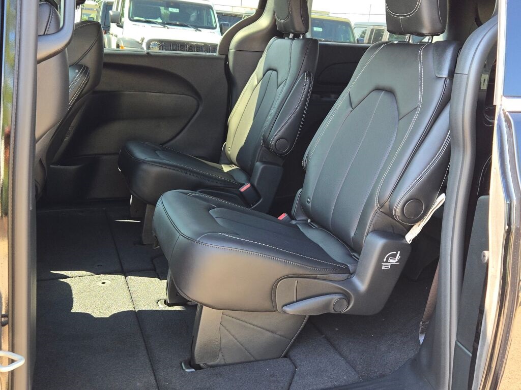 2026 Chrysler Pacifica photo 15