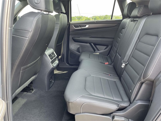 2025 Volkswagen Atlas Cross Sport SEL R-Line photo 13