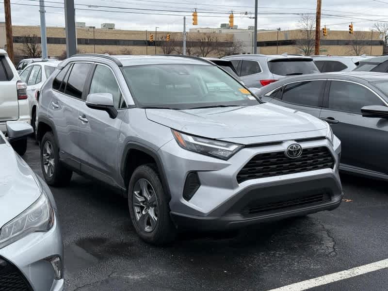 2025 Toyota RAV4 XLE's photo