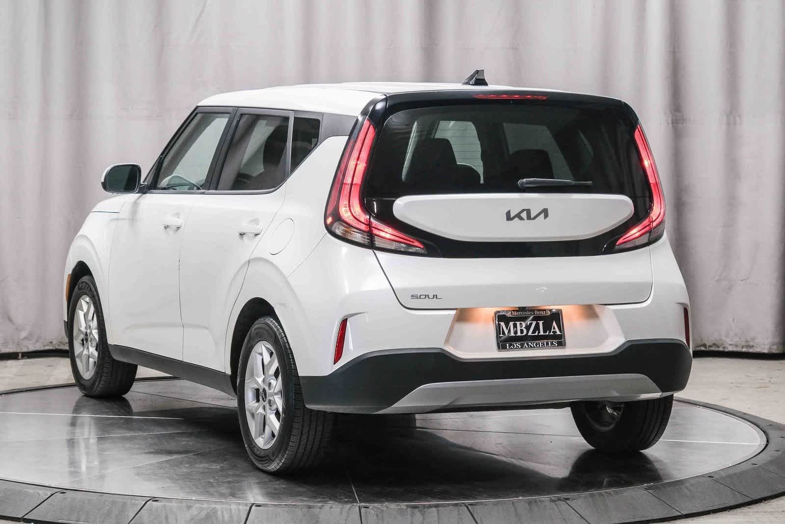 2023 Kia Soul LX photo 2