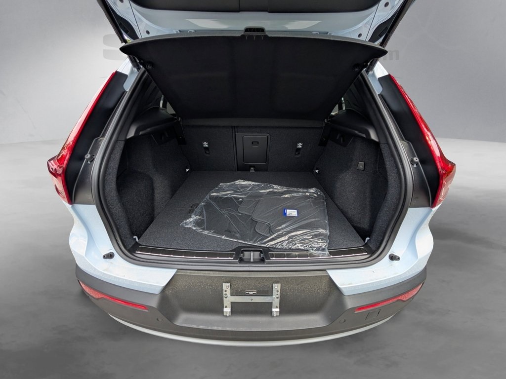 2025 Volvo XC40 photo 4