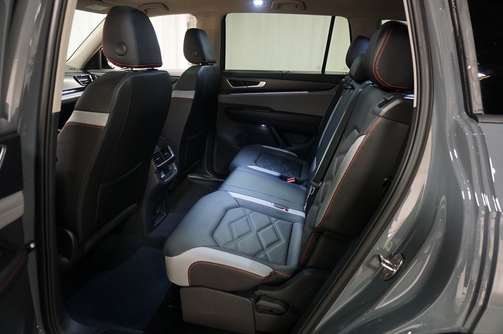 2025 Volkswagen Atlas Peak Edition SE photo 8