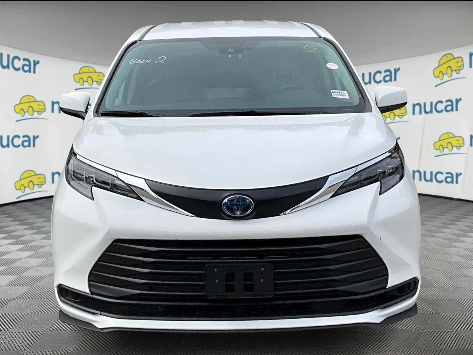 2024 Toyota Sienna LE photo 2