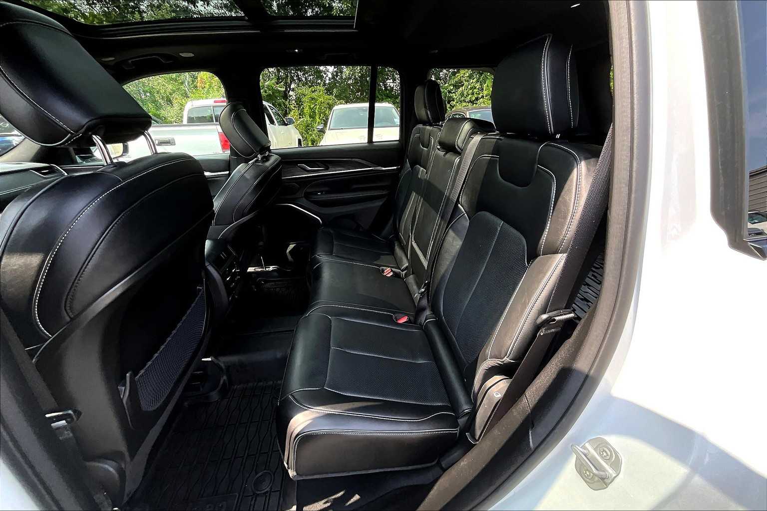 2023 Jeep Grand Cherokee Overland photo 18
