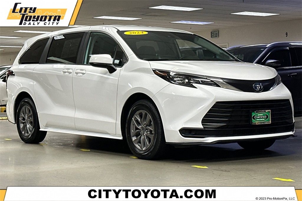 2024 Toyota Sienna LE's photo