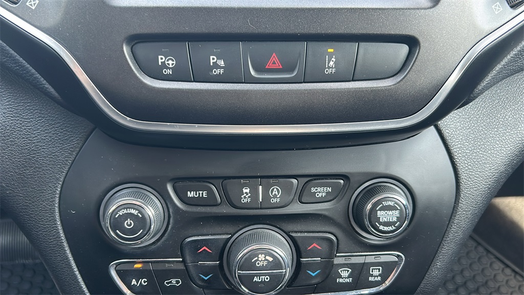 2019 Jeep Cherokee Trailhawk photo 25