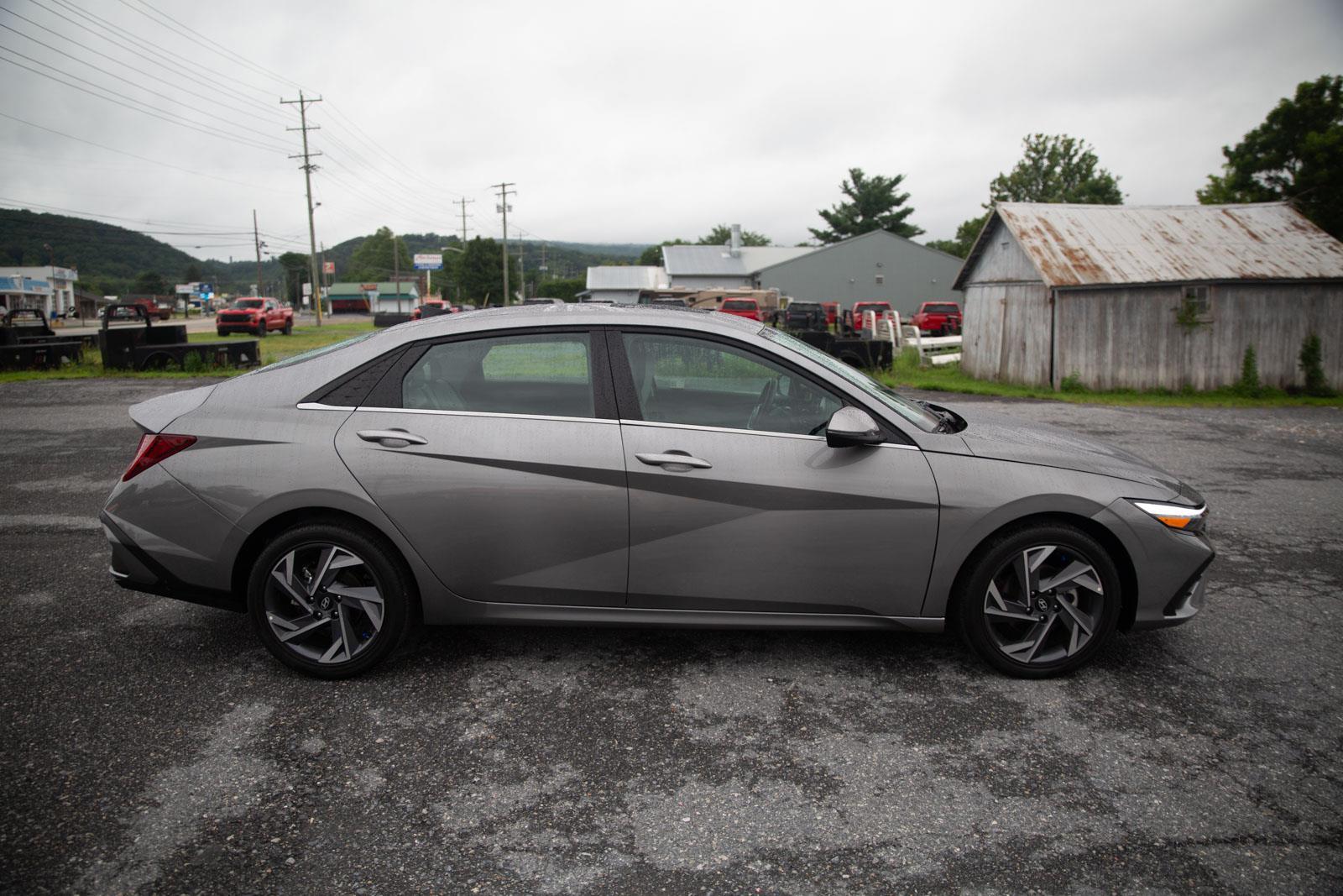 2025 Hyundai Elantra Limited photo 2