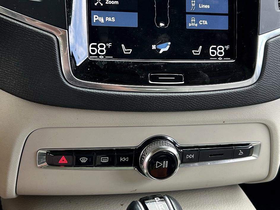 2022 Volvo XC90 Momentum AWD photo 12