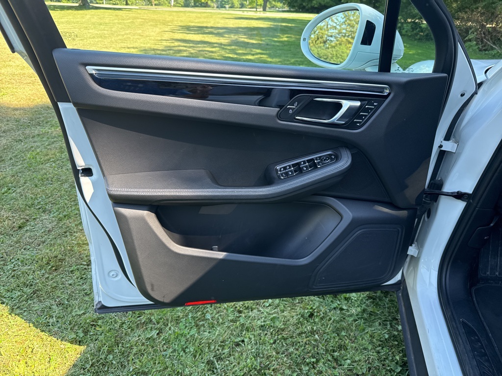 2023 Porsche Macan Base photo 14