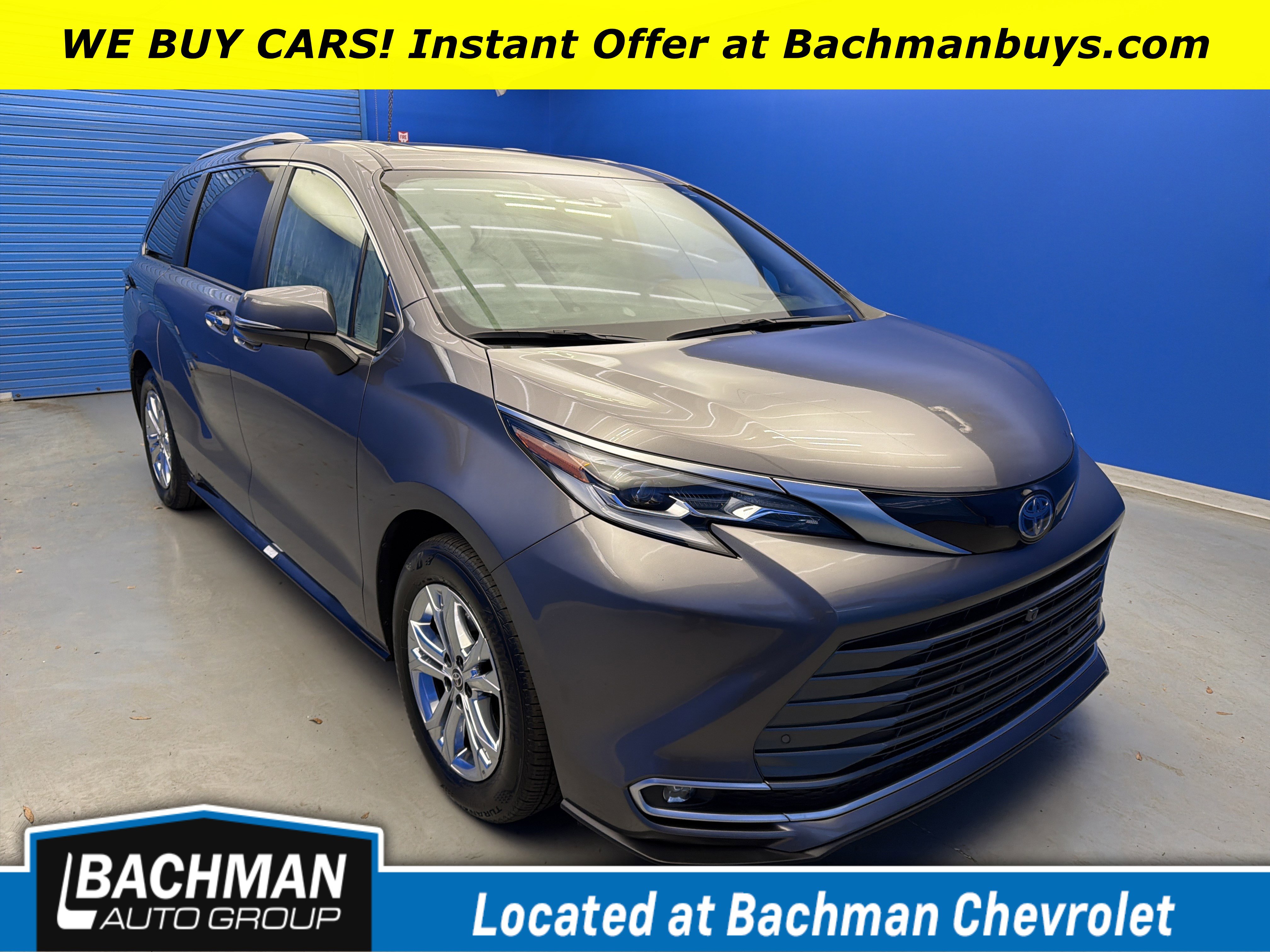 2023 Toyota Sienna Platinum's photo