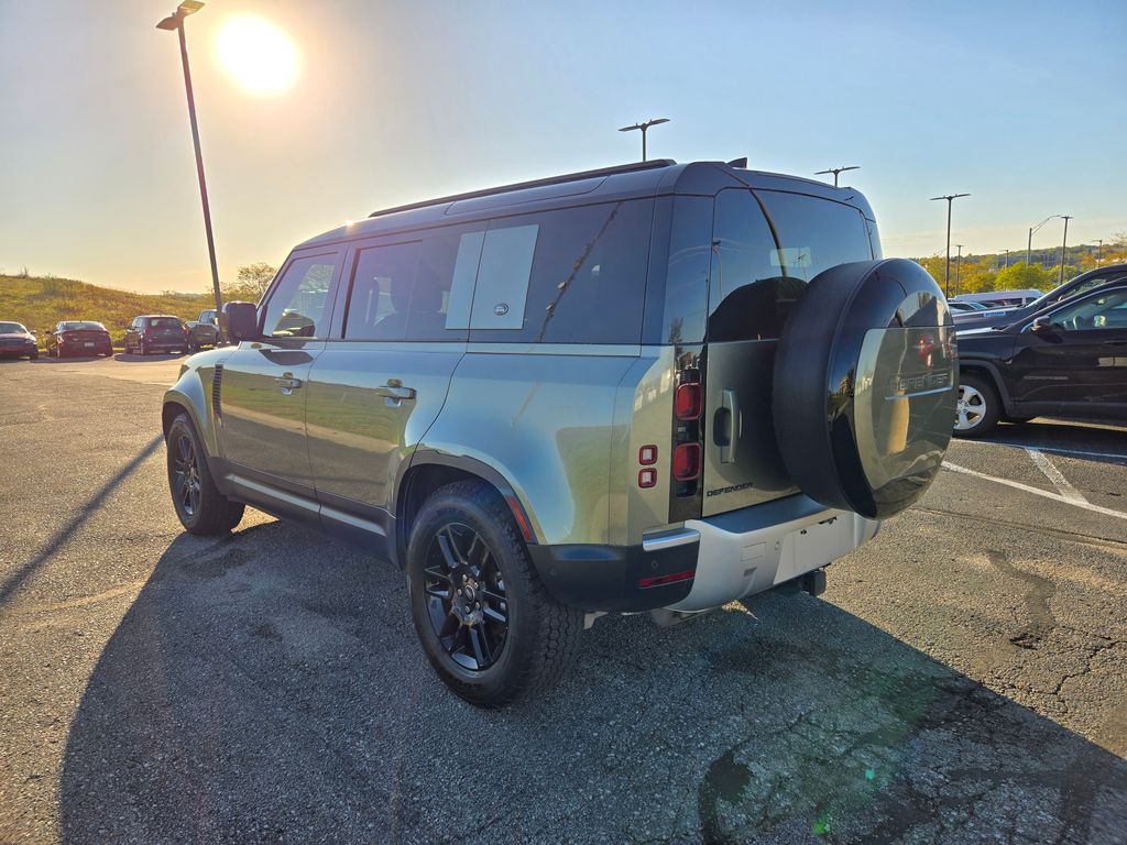 2023 Land Rover Defender 110 S photo 3