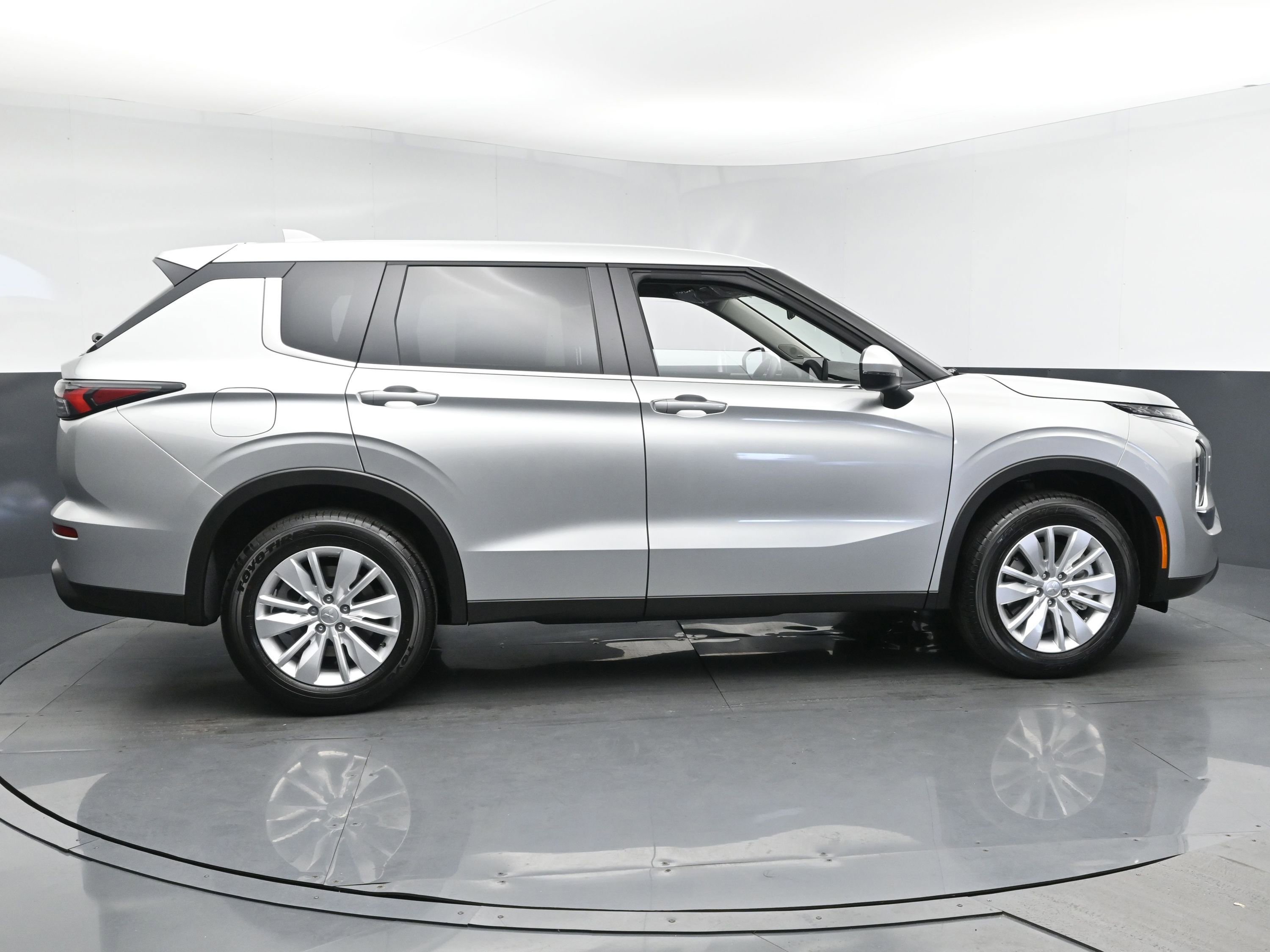 2025 Mitsubishi Outlander ES photo 2